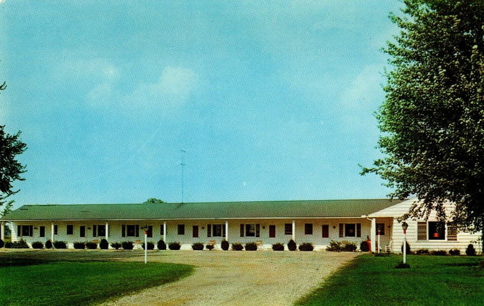 Town & Country Motel (Town and Country Motel) - Old Postcard (newer photo)